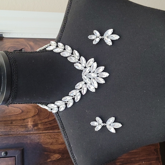 💕HP💕Stunning Fashion Jewelry Necklace & Earring Set💕 - Picture 5 of 13